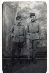 manžel Ján Macek (vpravo) na začiatku druhej svetovej vojny ako vojak vo fran. armáde. 