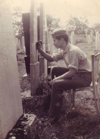 Eugen Roden (Loewy) helping his father in the Jewish cemetery in Dunajská Streda 