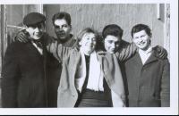 Eugen Roden (Loewy) - vpravo s kamarády své sestry Alžběty (uprostřed) - Dunajská Streda - 1963
