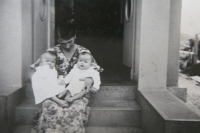 Zděnka a Eva (6 měsíců) s maminkou, 11. 9. 1934