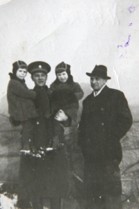Dvojčata s tatínkem (Zděnka vlevo), na rukou je drží nájemník, por. Růžička