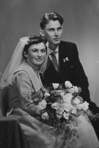 Svatební fotografie s manželem Jiřím Uhlířem, 10. 6. 1960