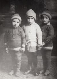 Zleva - bratr Zbyněk, sestřenice Lída a Vladimír (1926)