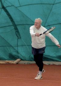Vladimír Beneš hrající tenis