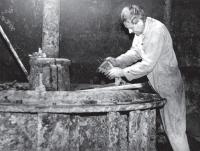 Josef Podzimek opravuje turbínu vodní elektrárny