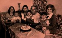 Oslava třetích narozenin Jiřinky, zleva Františkova švagrová, manželka, František, Anna Marešová a děti Jiřina a Lenka, Rotava, 1976