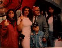 František se svými třemi dcerami a synem, Kraslicko, počátek 90. let