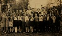 Školní fotografie, 6. třída, Dolní Rotava, Štefan ve spodní řade šestý zprava, po jeho levici sestra Antonie, 1960