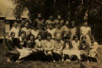 Školní fotografie, 7. třída, Dolní Rotava, Štefan v prostřední řadě první zleva, sestra Tonička ve spodní řadě třetí zleva, 1961