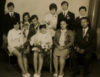 Svatba Štefanovy sestry, celá rodina včetně rodičů a sourozenců, Štefan v horní řadě druhý zprava s ženou po boku, 70. léta, pravděpodobně Jindřichovice 