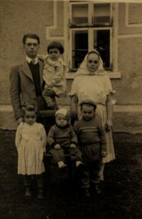Štefanovi rodiče a jejich první čtyři děti, Štefan první zprava, Jindřichovice, před jejich prvním domem č. p. 267, 1952