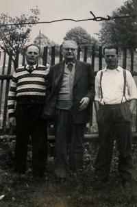 Jindřichovice priest, originaly Hungarian, in the middle and Stefan´s uncles, Jindřichovice, undated