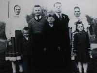 Štefanovi strýcové se svými ženami, Štefan vlevo dole, pravděpodobně Jindřichovice, 1953 