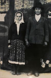 Štefanův strýc Lavrnčík s chotí, před odchodem z Rumunska do Čech, Salajka (Rumunsko), 1946 nebo 1947
