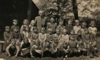 Školní fotografie, 1. třída, multinárodnostní třída, Jindřichovice, u kostela, 1953