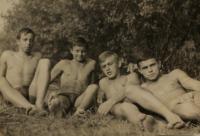 Štefan na vojně v Českých Budějovicích, Štefan druhý zleva, u rybníka Bagr, mezi lety 1967 až 1969