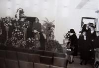 Pohřeb Milana Mareše, pamětnice v černém klobouku, vpravo od ní její matka, Karlovy Vary, 1973