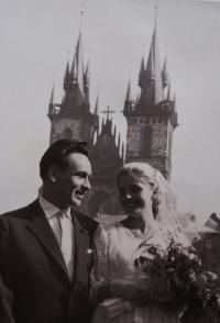 Svatební den Marešových, Týnský chrám, Praha, 1. října 1959