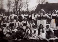 Kunvaldské ženy v krojích, matka pamětnice - ještě svobodná Emilie Krčmářová (třetí zleva nahoře), Kunvald, nedat. (nejpozději ve 30. letech)
