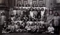 První třída základní školy (pamětnice v dolní řadě čtvrtá zprava), Kolín