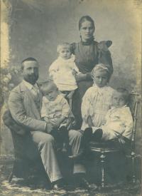 Josef Kverka, Libušin dědeček, s manželkou Anastazií a 4 z 9 dětí, 1898
