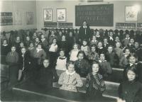 Obecná škola Vinařická, nyní Křižíkova ulice, Praha Letná, 3. třída se 3 židovskými spolužačkami, 1937