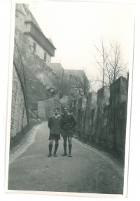 Libušin bratr s kamarádem Karlem Pokorným, 1941. Celá rodina Pokorných byla vyvražděna: Karel s matkou popraveni za údajné přechovávání Žida, 1942. Židovský otec a babička zavražděni v koncentračním táboře.