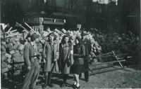 Libuše pomáhá stavět barikádu, Praha Letná, ulice Heřmanova a Janovského, 5.–9. 5. 1945