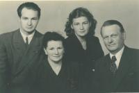 Libuše s rodiči a bratrem, výročí stříbrné svatby, Praha fotoateliér, 1948