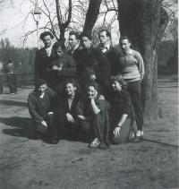 Libuše se spolužáky z Akademie, Vysokoškolský běh Stromovkou, Praha 1951
