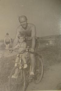 Karel Veselý s potomkem