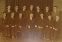 Karel Veselý v horní řadě třetí zleva