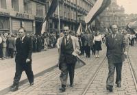 Alois Janáček (uprostřed) na manifestaci