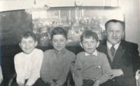 Otec Petra Kubíčka se svými dětmi