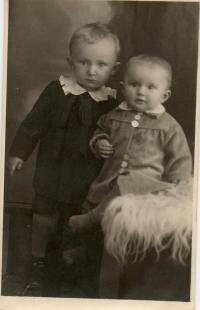 Marta Kadlecová as a child with her elder brother
