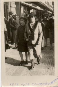 Marta Kadlecová as with her aunt, 1939