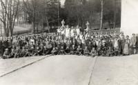 Slavnost Božího těla, Nové Hrady, 30. léta, společná fotografie žáků před školou