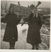 Na lyžích s přítelkyní, 1952