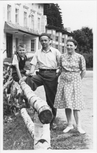  Jan Málek s rodiči v Adršpachu na jedné z odborářských rekreací