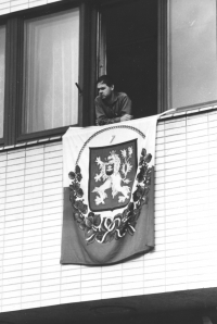 Jan Málek v okně Čs. rozhlasu, Plzeň, 21. nebo 22. 8. 1968