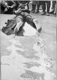  Petr Štembera –Bez názvu, 1978, záznam z vystoupení, dobová fotografie 