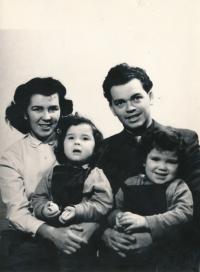 Miluše Kubíčková s manželem a dcerami