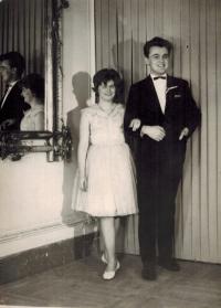 Božena Klusáková se synem na jeho maturitním plese