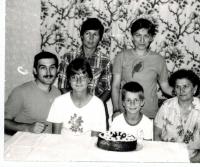 Oslava narozenin - uprostřed Boženina vnoučata, vlevo syn a vzadu snachy