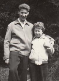 Jarmila Kročková s bratrem Milanem, 1956