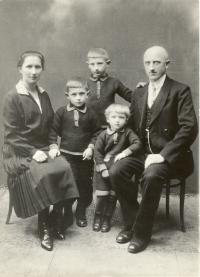 Rodinné foto Obadálci: Zleva maminka Bernarda (rozená Sadilová), prostřední syn Vojtěch, nejstarší syn Josef, nejmladší syn Václav a tatínek Ferdinand Obadálek