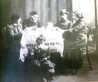 Rodina Hönigsberových v roce 1917. zleva doprava: babička, dědeček, tatínek, maminka. Dítě pod stolem je nejstarší sestra Renaty Charlotte (zahynula v Osvětimi se svými pěti dětmi)