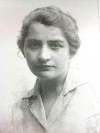 Maminčina sestřenice Gusta Reichav, funkcionářka sionistické organizace v Mnichově. Zachránila velkou část Shoshaniny rodiny