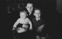 1944 - Jiří Vanýsek s maminkou a starším bratrem