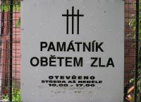 Vchod do Památníku obětem zla v Plzni II